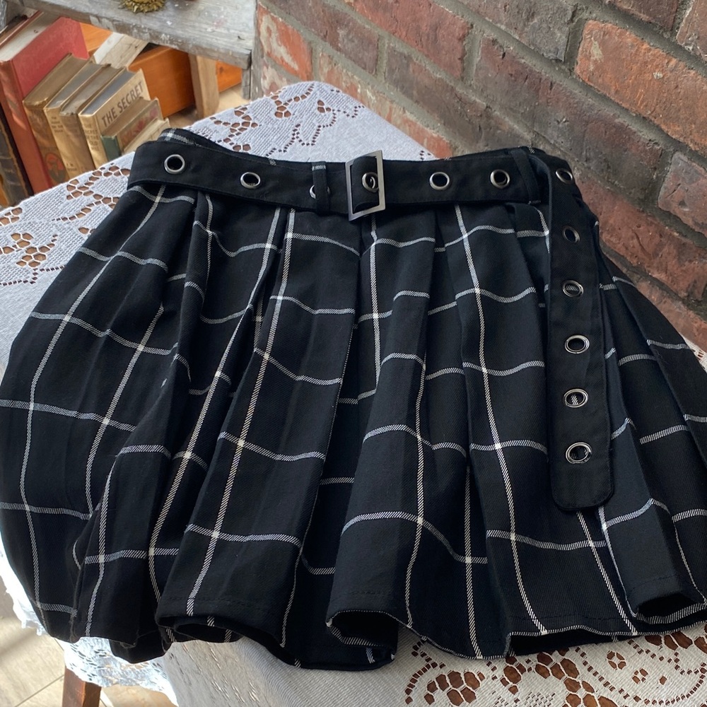 Hot Topic XS black and white plaid pleaded mini skirt, grunge schoolgirl